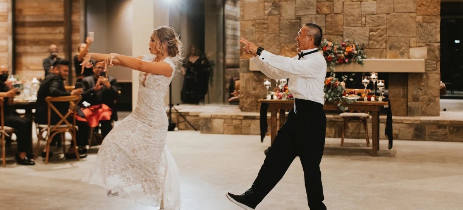 Pengantin Wanita dan Ayahnya Yang Menjadi Viral Dengan Tarian Mereka di Acara Pernikahan
